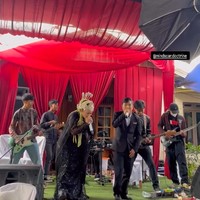 Pengantin Metal di Jambi Viral, Ajak Tamu Headbang Saat Resepsi Pernikahan