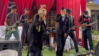 Pengantin Metal di Jambi Viral, Ajak Tamu Headbang Saat Resepsi Pernikahan