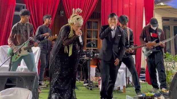 Viral! Pasangan pengantin di Jambi sulap resepsi jadi panggung gigs. Vokalis dan rapper tampil di panggung hingga ajak tamu undangan headbang.