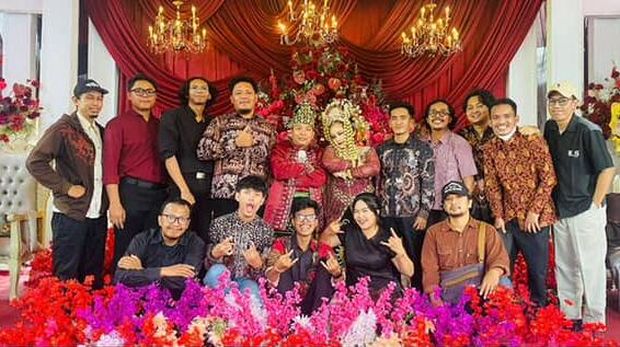 Viral! Pasangan pengantin di Jambi bernama Hera Jung dan Rivan RShady, sulap resepsi jadi panggung gigs. Vokalis dan rapper tampil di panggung hingga ajak tamu undangan headbang.