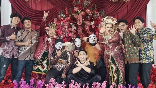 Viral! Pasangan pengantin di Jambi bernama Hera Jung dan Rivan RShady, sulap resepsi jadi panggung gigs. Vokalis dan rapper tampil di panggung hingga ajak tamu undangan headbang.