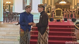 Terpopuler: Suasana Hangat Saat Mangkunegara X dan PB XIV Mangkubumi Bertemu