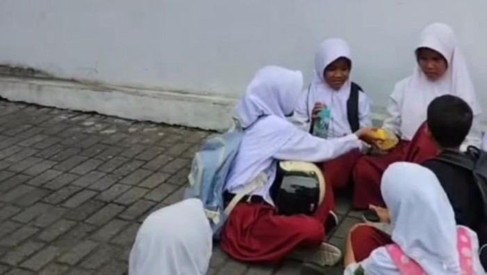 Para guru dan siswa di Kalikotes keluar sekolah karena gempa.