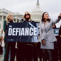 Paris Hilton Demo di Gedung Parlemen AS, Tampil Glamor Bela Korban Deepfake