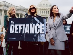 Paris Hilton Demo di Gedung Parlemen AS, Tampil Glamor Bela Korban Deepfake