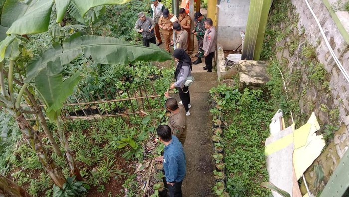 Pemerintah saat melakukan pengecekan area tanah yang alami keretakan