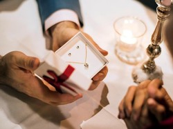 Hadiah Penuh Arti untuk Momen Tak Terlupakan dengan Perhiasan Solitaire