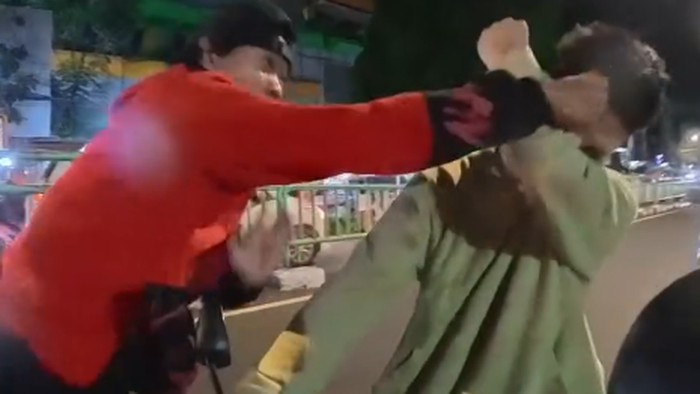 Heboh Pasutri Ngerokok di Motor Sambil Bawa Bayi