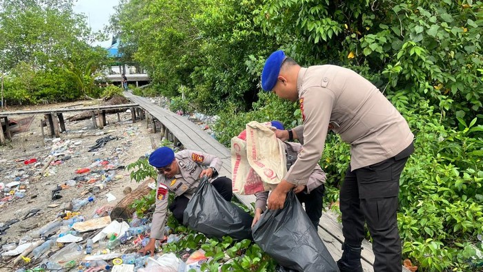 Polairud Polres Meranti Bersih-bersih Pantai, Ajak Warga Jaga Ekosistem Laut