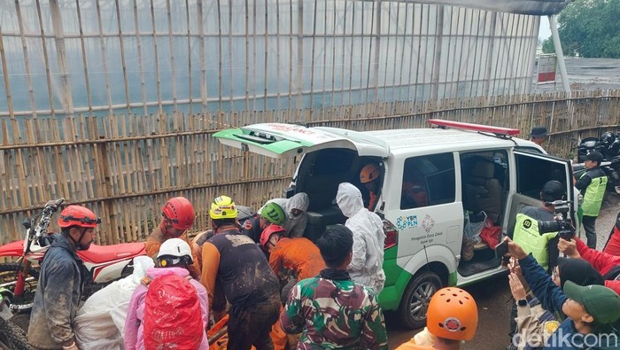 Petugas mengangkat kantong jenazah korban longsor ke ambulans