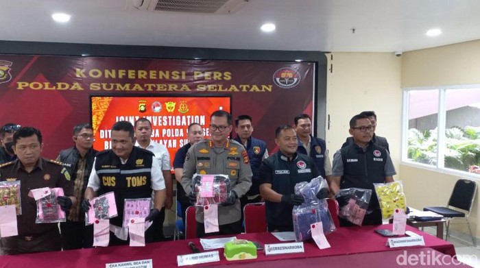 Polisi merilis kasus vape berisi obat keras etomidate dan mengamankan 2 pelaku di Palembang.