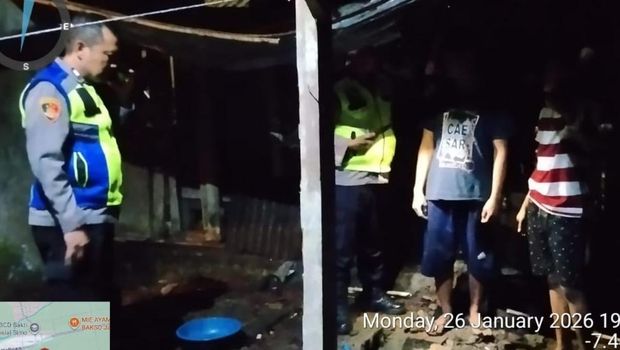 Petugas meninjau lokasi ledakan di Simo, Boyolali, Senin (26/1/2026) malam.