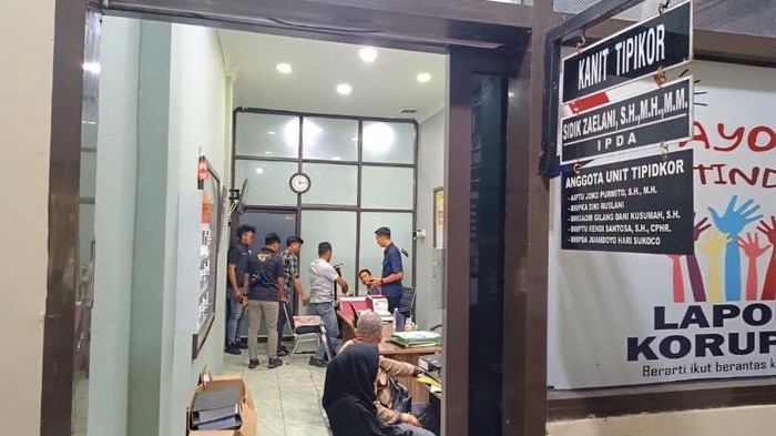 Polisi saat melakukan pemeriksaan kasus korupsi dana BLT di salah satu desa di Kecamatan Cibadak, Kabupaten Sukabumi
