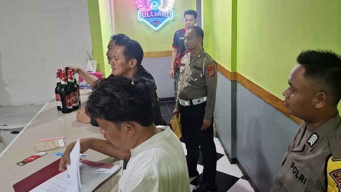 Polisi Razia Tempat Karaoke di Serang, Sita Sejumlah Botol Miras