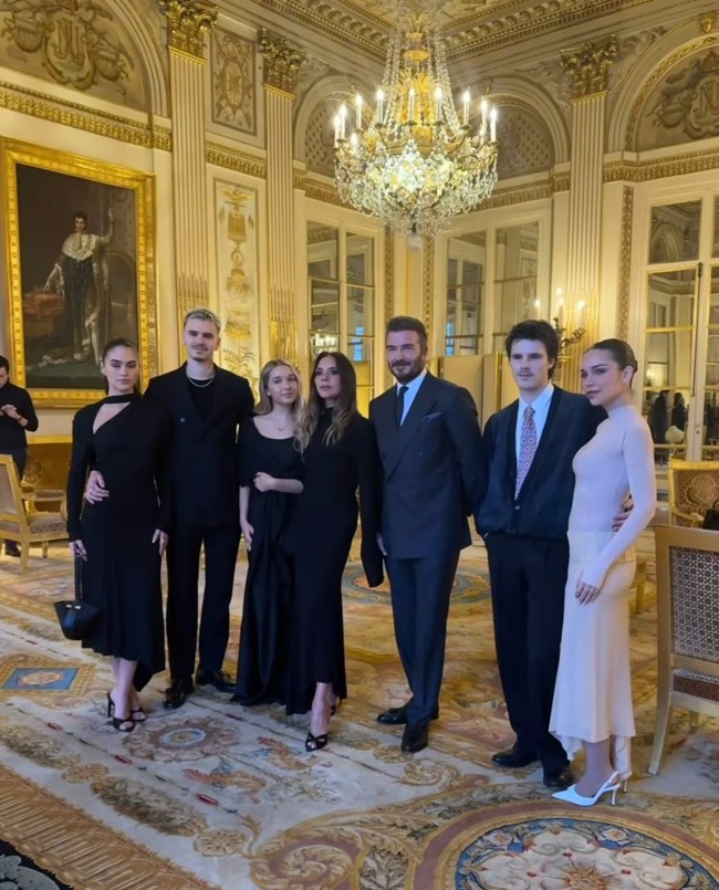 Kebersamaan ini menandai penampilan perdana mereka di hadapan publik setelah Brooklyn angkat bicara dan mengumbar kejelekan keluarganya. Dalam curhatannya, Brooklyn Beckham mengungkapkan perseteruan dengan keluarganya terjadi sejak persiapan pernikahannya dengan Nicola Peltz. Brooklyn dan Nicola menikah pada 9 April 2022. (Foto: Instagram @victoriabeckham)