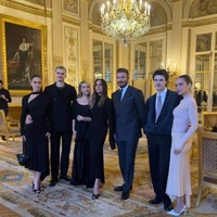 Kebersamaan ini menandai penampilan perdana mereka di hadapan publik setelah Brooklyn angkat bicara dan mengumbar kejelekan keluarganya. Dalam curhatannya, Brooklyn Beckham mengungkapkan perseteruan dengan keluarganya terjadi sejak persiapan pernikahannya dengan Nicola Peltz. Brooklyn dan Nicola menikah pada 9 April 2022. (Foto: Instagram @victoriabeckham)