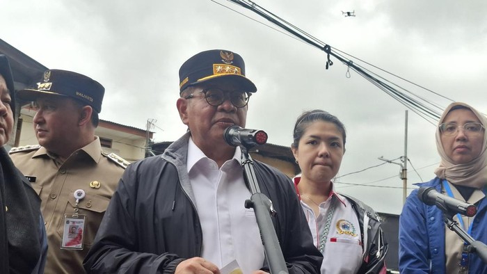 Pramono saat meninjau pengerukan Kali Cakung Lama. (Belia/detikcom)
