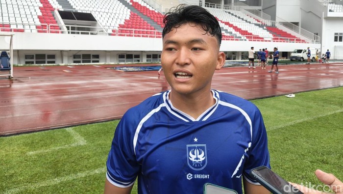 Pemain muda PSIS, Dani Ibrohim dalam sesi latihan tim di Stadion Jatidiri, Selasa (27/1/2026).