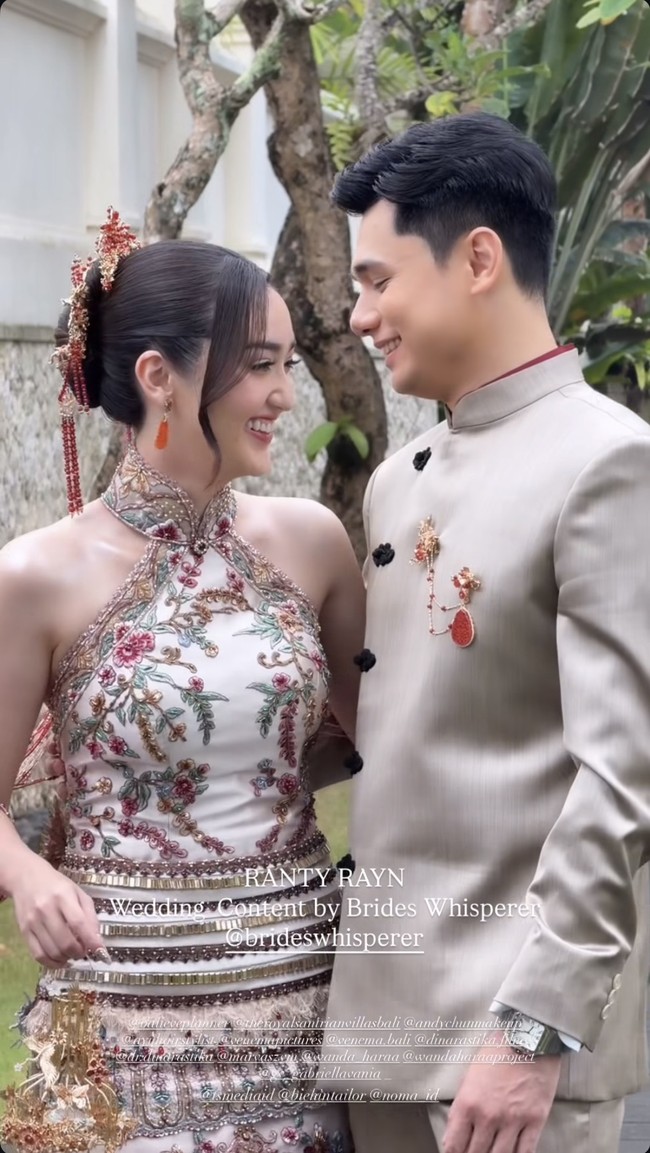 Beberapa saat sebelum pemberkatan, Ranty dan Rayn menggelar acara tea pai. Tea pai sendiri merupakan ritual dalam pernikahan Tionghoa untuk menghormati anggota keluarga yang lebih tua dengan menyuguhkan teh. Di acara tersebut Ranty dan Rayn tampil serasi dalam balutan busana oriental. Foto: Instagram