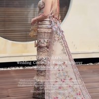 Ranty tampil anggun dalam gaun bernuansa cheongsam modern berpotongan fit body dengan kerah tinggi khas Tiongkok. Gaun berwarna dasar nude itu dipenuhi bordir floral warna pastel dan merah marun, serta dipermanis detail payet dan manik-manik yang memberi efek mewah. Potongan punggung terbuka dan tambahan kain panjang menyerupai train memberikan kesan dramatis pada penampilannya. Diketahui gaun tersebut merupakan rancangan GV by Gabriella Praditha. Foto: Instagram