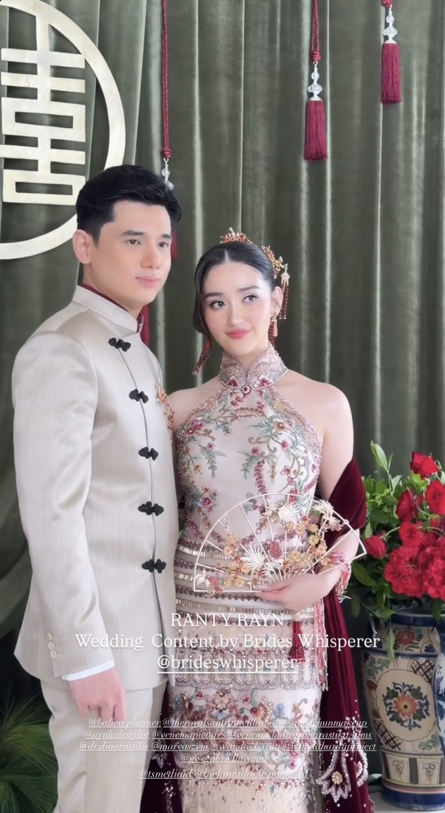 Sementara Rayn mengenakan setelan formal bernuansa oriental berwarna krem gading rancangan Bie Hin Tailor. Potongannya clean dan tegas dengan detail kancing shanghai hitam di bagian kanan depan, memberi sentuhan tradisional namun tetap modern. Foto: Instagram