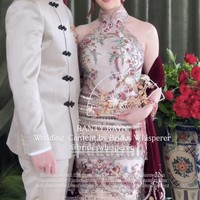 Sementara Rayn mengenakan setelan formal bernuansa oriental berwarna krem gading rancangan Bie Hin Tailor. Potongannya clean dan tegas dengan detail kancing shanghai hitam di bagian kanan depan, memberi sentuhan tradisional namun tetap modern. Foto: Instagram