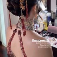 Rambut Ranty ditata dengan model bun rapi lengkap dengan hairpiece emas dengan detail floral dan tassel merah, khas aksesori pengantin Tiongkok. Beberapa helai rambut dibiarkan jatuh lembut di sisi wajah untuk memberi efek soft dan feminin. Foto: Instagram