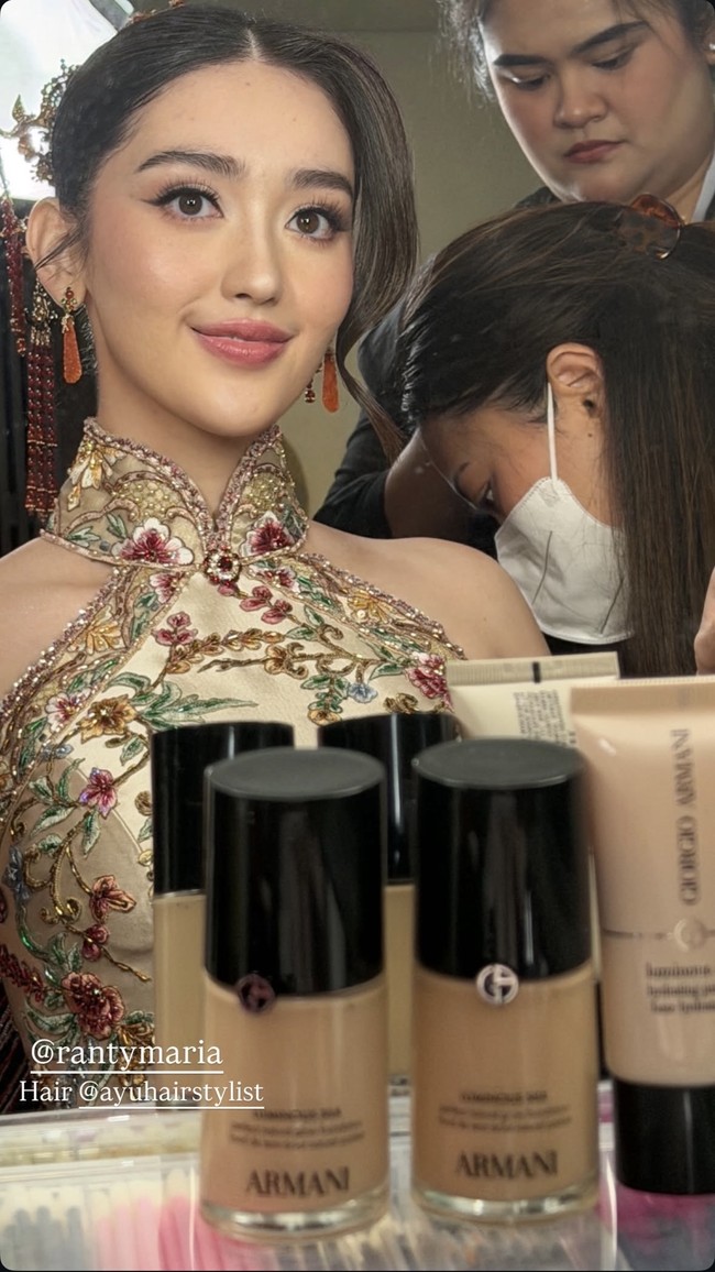 Riasannya mengusung soft glam bernuansa oriental. Kulit tampak flawless dengan hasil dewy-natural, alis dibentuk rapi tanpa terlalu tebal. Eye makeup bernuansa cokelat lembut dengan eyeliner tipis mempertegas mata, sementara bulu mata lentik memberi kesan hidup. Blush pink natural dan lipstik rosy pink membuat tampilannya lebih segar. Foto: Instagram