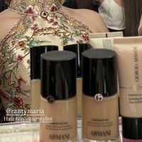 Riasannya mengusung soft glam bernuansa oriental. Kulit tampak flawless dengan hasil dewy-natural, alis dibentuk rapi tanpa terlalu tebal. Eye makeup bernuansa cokelat lembut dengan eyeliner tipis mempertegas mata, sementara bulu mata lentik memberi kesan hidup. Blush pink natural dan lipstik rosy pink membuat tampilannya lebih segar. Foto: Instagram