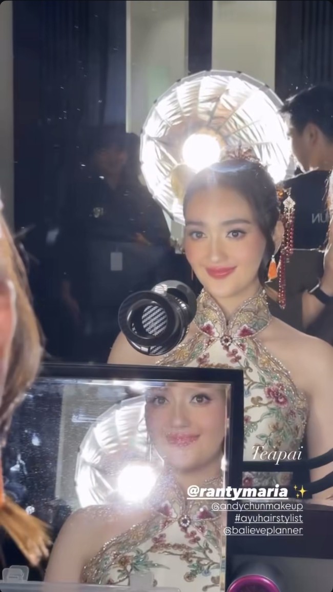 Penampilan Ranty makin memukau dengan anting senada yang menjuntai di kedua telinganya. Penampilan aktris 26 tahun itu pun banjir pujian netizen. Foto: Instagram