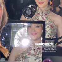 Penampilan Ranty makin memukau dengan anting senada yang menjuntai di kedua telinganya. Penampilan aktris 26 tahun itu pun banjir pujian netizen. Foto: Instagram