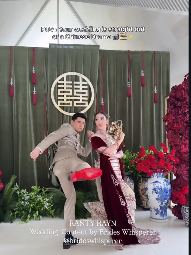 Kipas tangan berornamen emas dan floral menjadi statement aksesori yang memperkuat nuansa tradisional. Di beberapa unggahan juga terlihat Ranty yang melengkapi penampilannya dengan selendang bludru merah marun. Foto: Instagram