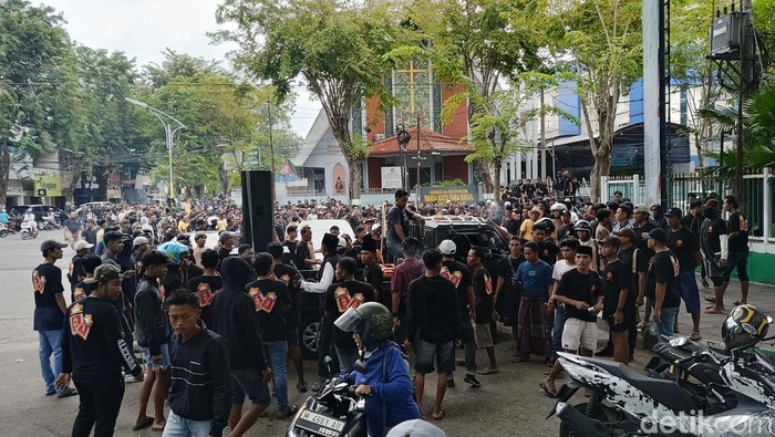 Ratusan pekerja pabrik rokok Pamekasan sweeping oknum LSM