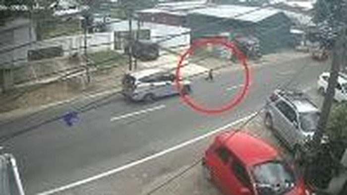 Rekaman CCTV bocah ditabrak lari mobil di Jalan Batara Bira Makassar.