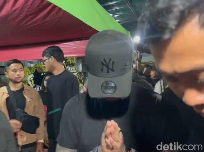 Reza Arap hadiri tahlilan Lula Lahfah di kediaman orang tua kekasihnya, kawasan Penggilingan, Jakarta Timur, Senin (26/1/2026) malam.
