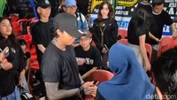 Reza Arap menghadiri tahlilan Lula Lahfah, kekasihnya. Arap memakai kaus dan topi hitam. Arap bersama para teman-temannya, seperti Erika Carlina dan Bravy, langsung mendatangi ibunda Lula yang akrab disapa Bu Tatu. Foto: Febryantino/detikcom