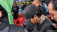 Reza Arap memohon maaf belum bisa menjawab apa pun. Maaf, kata Reza Arap di depan media sambil merapatkan kedua telapak tangannya sambil menunduk. Foto: Febryantino/detikcom