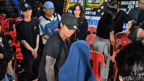 Reza Arap hadiri tahlilan Lula Lahfah di kediaman orang tua kekasihnya, kawasan Penggilingan, Jakarta Timur, Senin (26/1/2026) malam.