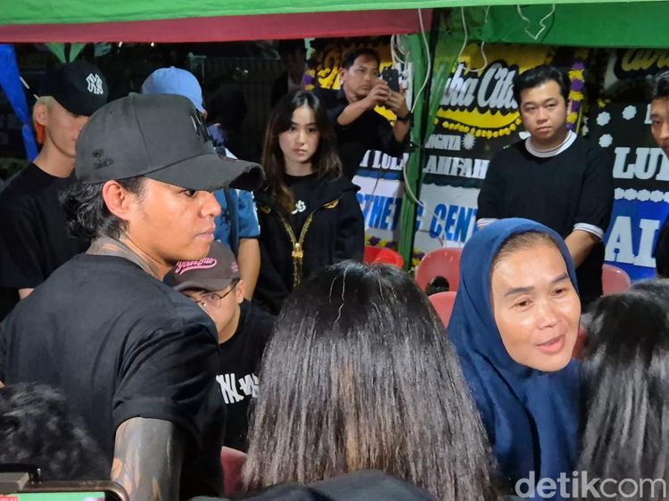 Sendu Reza Arap Sapa Ibunda Lula Lahfah saat Tahlilan