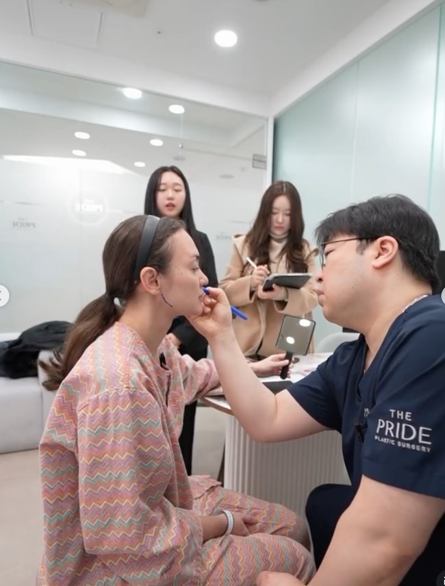 Sebelum tindakan bedah, Rianti terlebih dulu menjalani beragam pemeriksaan, termasuk wajah bagian mana saja yang perlu diperbaiki. Foto: Instagram/@riantic