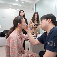 Sebelum tindakan bedah, Rianti terlebih dulu menjalani beragam pemeriksaan, termasuk wajah bagian mana saja yang perlu diperbaiki. Foto: Instagram/@riantic