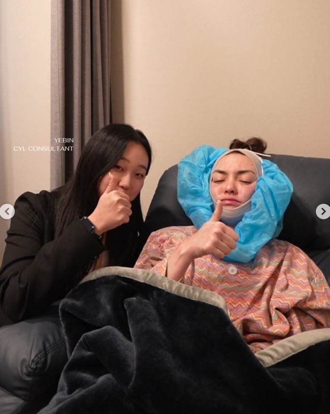 Salah satu foto unggahan memperlihatkan Rianti dengan wajah bengkak setelah menjalani oplas. Meski demikian ia tampak tetap menikmati proses penyembuhan operasi plastik yang dijalaninya itu. Foto: Instagram/@riantic