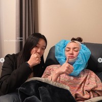 Salah satu foto unggahan memperlihatkan Rianti dengan wajah bengkak setelah menjalani oplas. Meski demikian ia tampak tetap menikmati proses penyembuhan operasi plastik yang dijalaninya itu. Foto: Instagram/@riantic