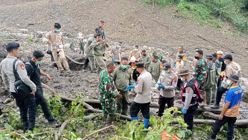 Satu lagi jenazah korban tertimbun longsor di Kampung Tuwa, Desa Goreng Meni, Kecamatan Lamba Leda, Manggarai Timur, NTT, ditemukan Selasa (27/1/2026). (Polsek Lamba Leda Utara)