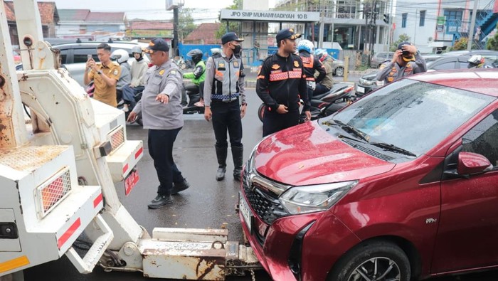 Sejumlah mobil penjemput siswa diderek karena parkir liar di Jalan Kolonel H Burlian