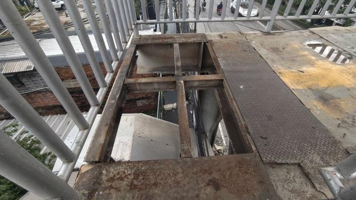 Berulang Kali Pelat Besi JPO Daan Mogot di Jakbar Dicuri