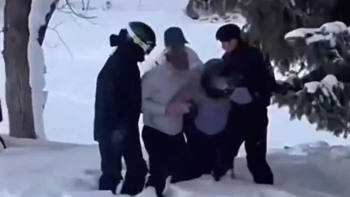 Selfie diserang macan tutul salju