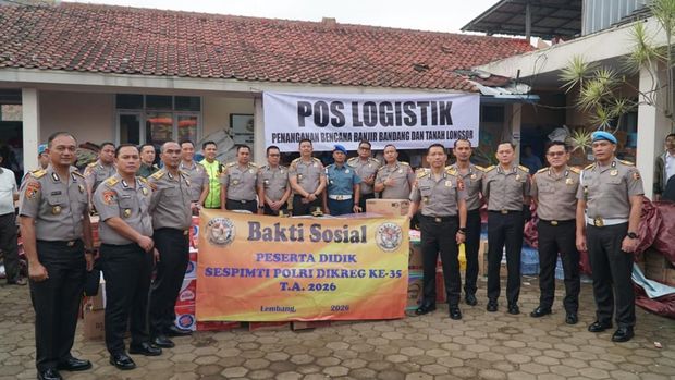 Siswa Dikreg ke-35 Sespimti Lemdiklat Polri memberikan bantuan ke korban bencana longsor Cisarua, Bandung Barat, Jawa Barat, Senin (26/1/2026).