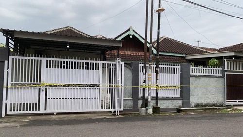 Suasana kediaman Bara Primario (33) di Lingkungan Monjok Baru, Kelurahan Monjok Timur, Mataram, Selasa (27/1/2026). Rio adalah pembunuh dan pembakar ibu kandung sehingga rumahnya dipasangi garis polisi. (M Zahiruddin/detikBali)