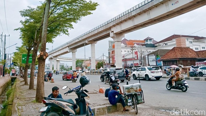 Suasana lalu lintas di depan SD Muhammadiyah 14 Palembang usai disidak Walkot Palembang.